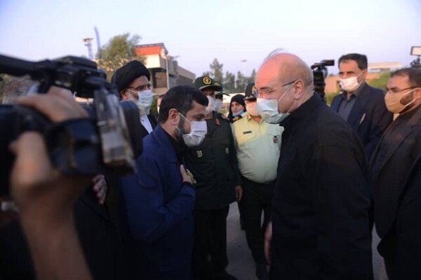 بازدید رییس مجلس از اسکله ثامن الائمه و حضور در گلزار شهدای آبادان