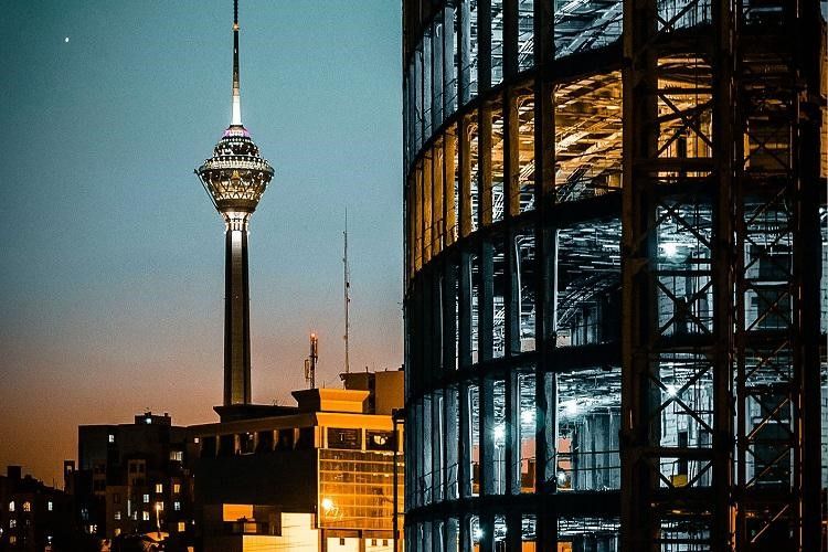 سازه شیشه ای + پارتیشن اداری ارزان + شیشه رنگی بین کابینت