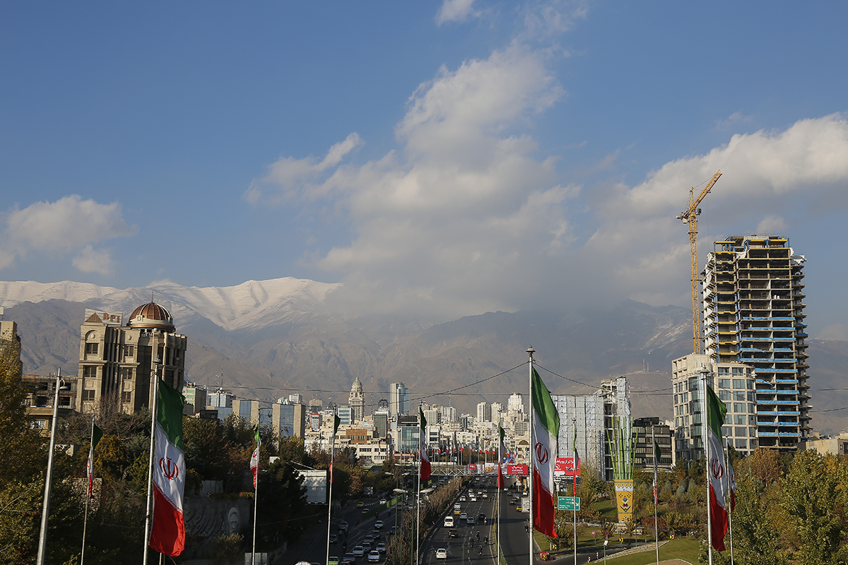 آسمان آبی تهران در ساعت16