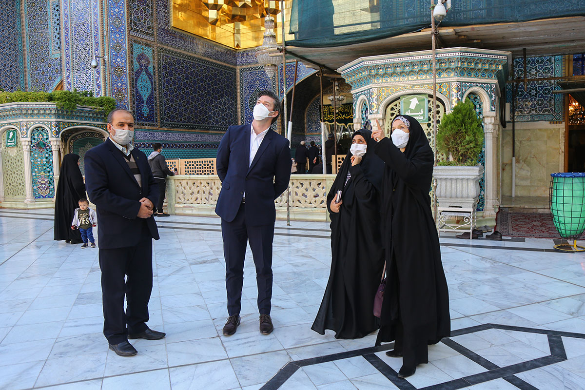 حضور سفیر استرالیا در حرم حضرت معصومه(س)///استفاده برای کنار خبر