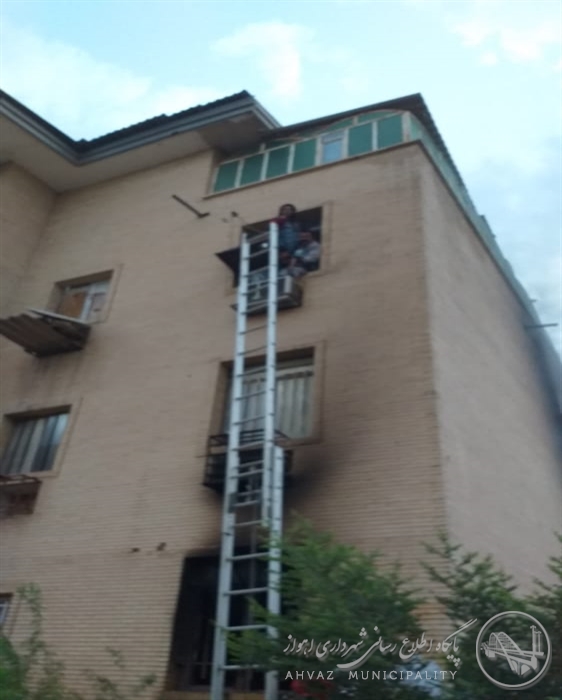 نجات خانواده چهار نفره اهوازی از آتش سوزی طبقه چهارم کوی پردیس
