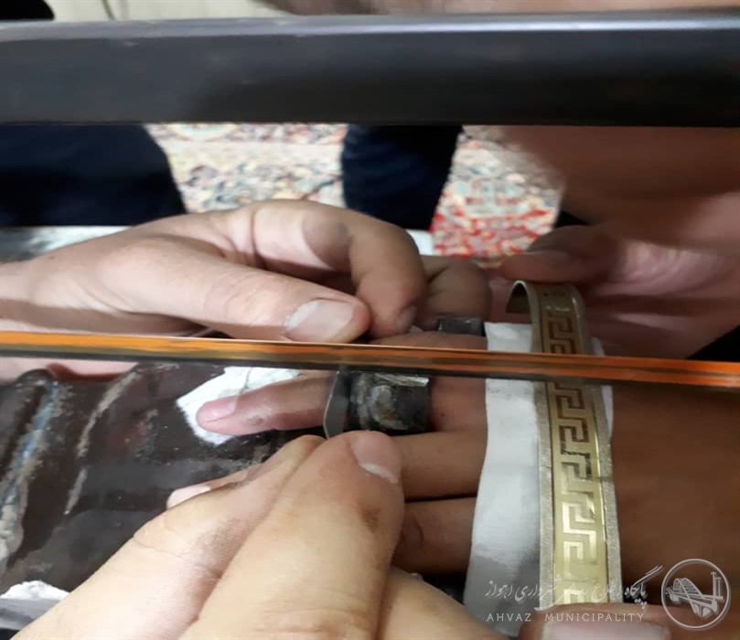 رها سازی انگشت دست پسر بچه ۴ ساله از مهر شافت تنه موتور