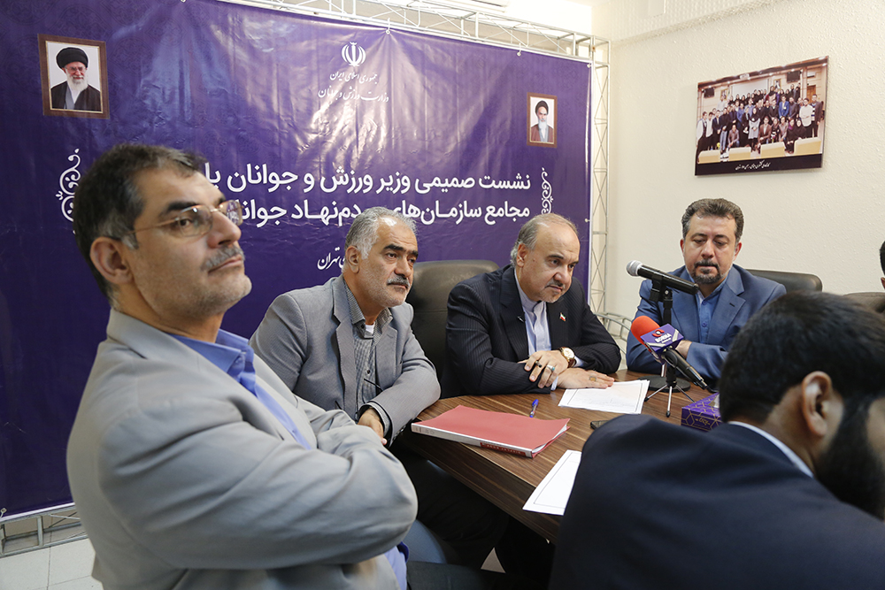 نشست صمیمی وزیر ورزش و جوانان با روسای مجمع سازمان های مردم نهاد جوانان استان ها