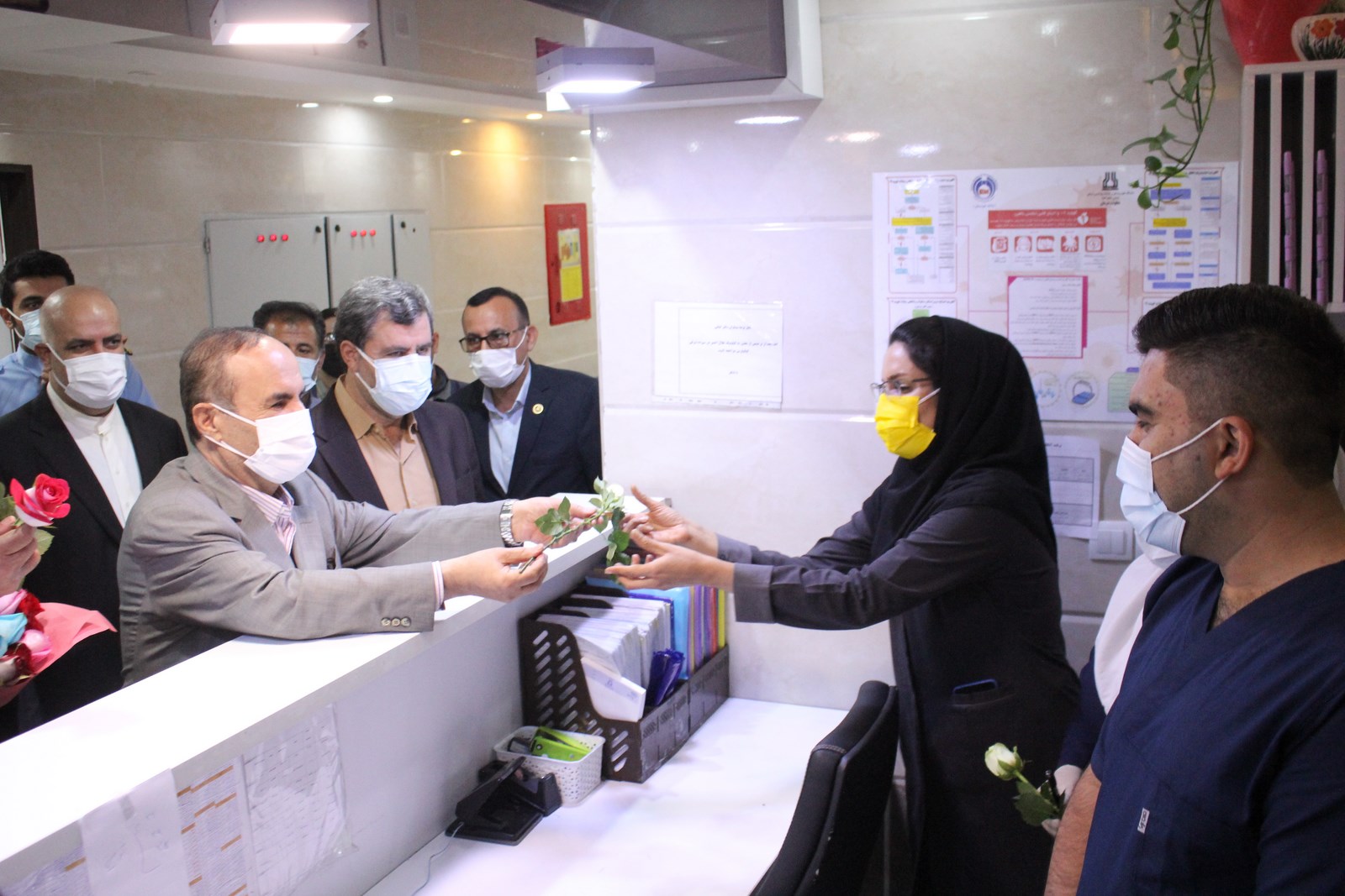 حضور عیدانه استاندار خوزستان در بیمارستان گلستان اهواز
