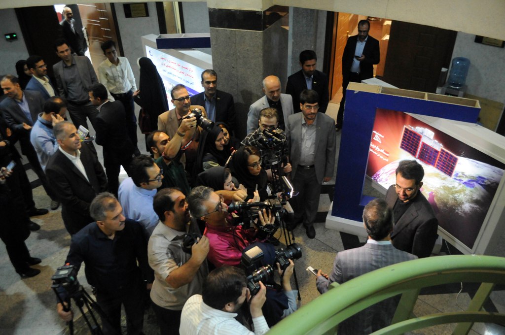 بازدید رسانه ای از ماهواره در حال آماده سازی ناهید 1 با حضور وزیر ارتباطات