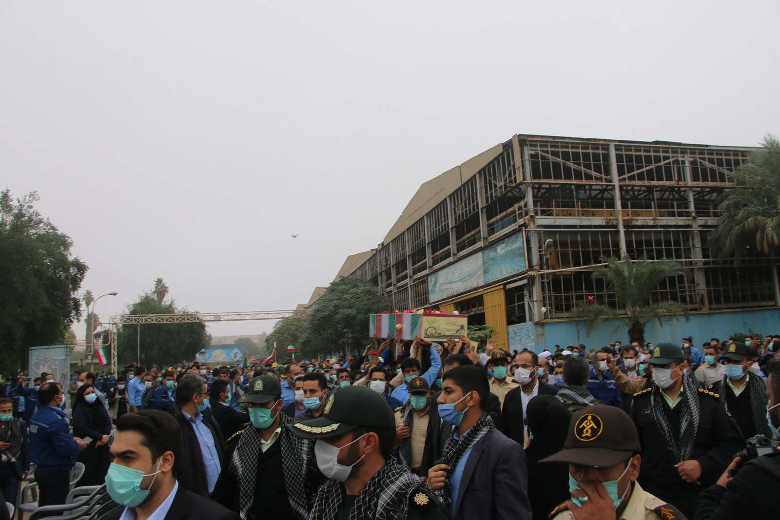 تشییع پیکر دو شهید گمنام دفاع مقدس در محل شرکت گروه ملی فولاد ایران
