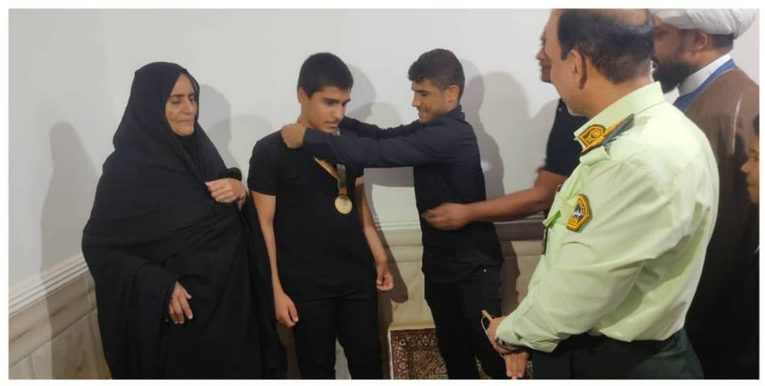 قهرمان جام تختی مدال طلای خود را به خانواده شهدا اهدا کرد
