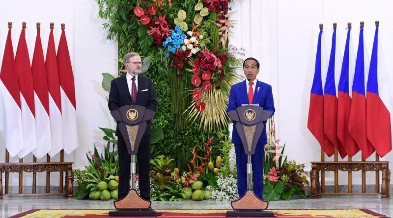 نشست خبری مشترک رئیس‌جمهور اندونزی و نخست وزیر چک در 18 آوریل 2023(
