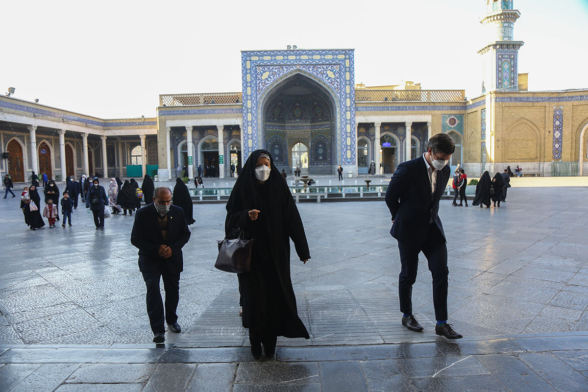 حضور سفیر استرالیا در حرم حضرت معصومه(س)///استفاده برای کنار خبر