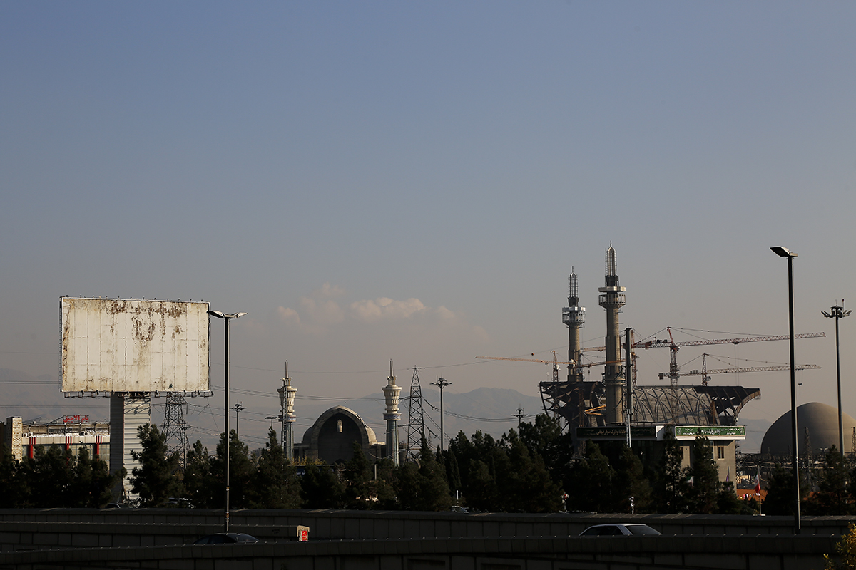 آسمان آبی تهران در ساعت16