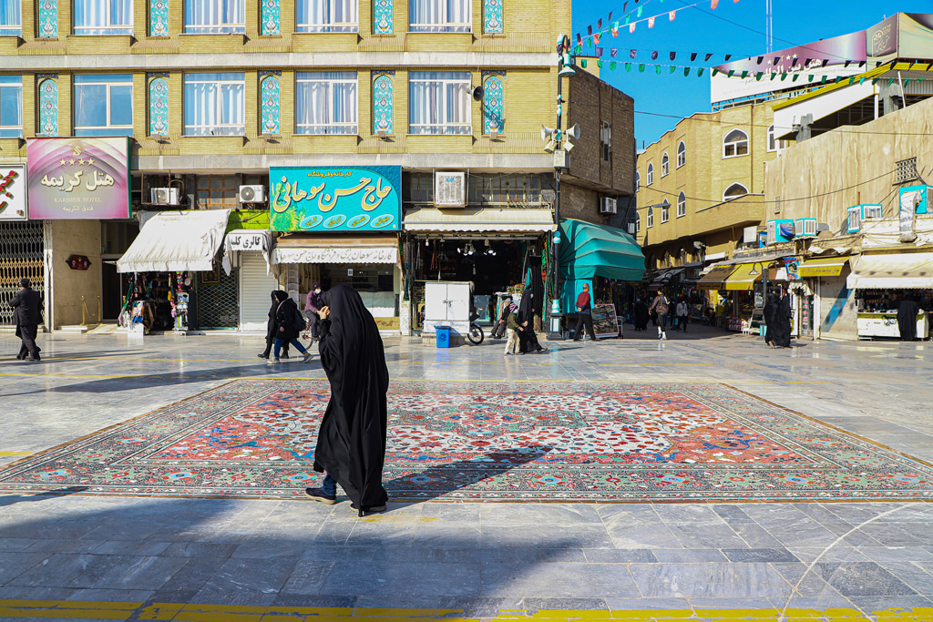 نقش فرش ایرانی در میدان آستانه قم///فقط کنار خبر
