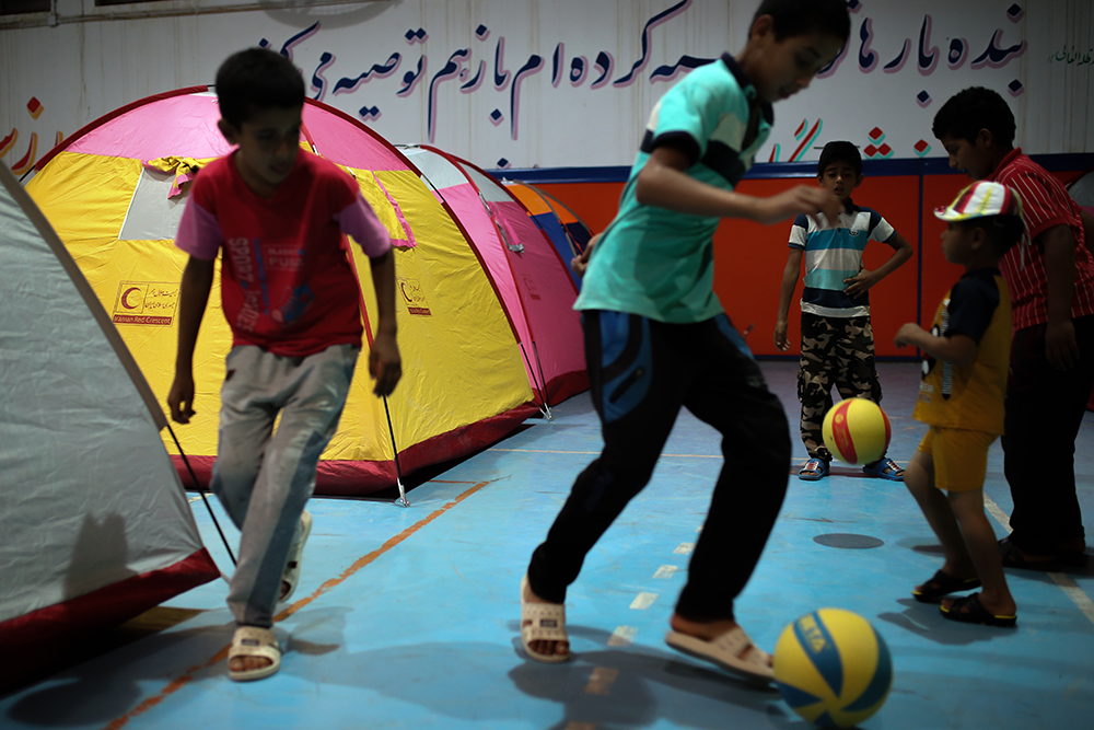 اسکان سیل زدگان خوزستانی در ورزشگاه تختی اهواز