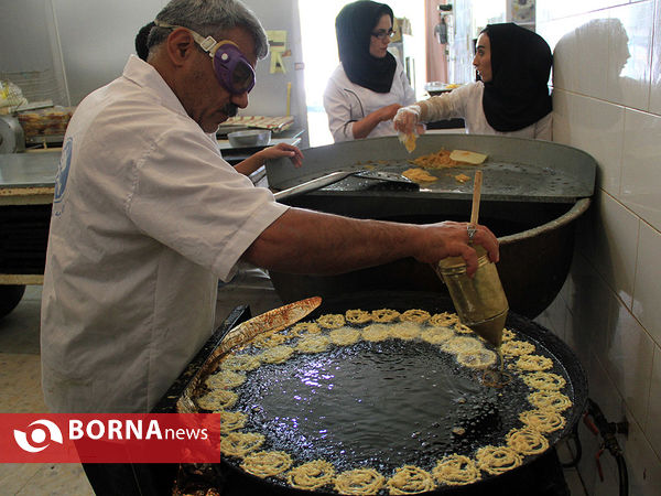 پخت زولبیا و بامیه در ماه رمضان در زرقان فارس