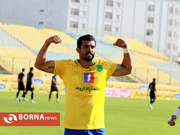 در حاشیه دیدار تیم های فوتبال صنعت نفت - نساجی