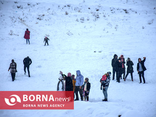 خوشحالی مردم اراک با بارش اولین برف زمستانی در منطقه‌ی گردشگری دره گردو