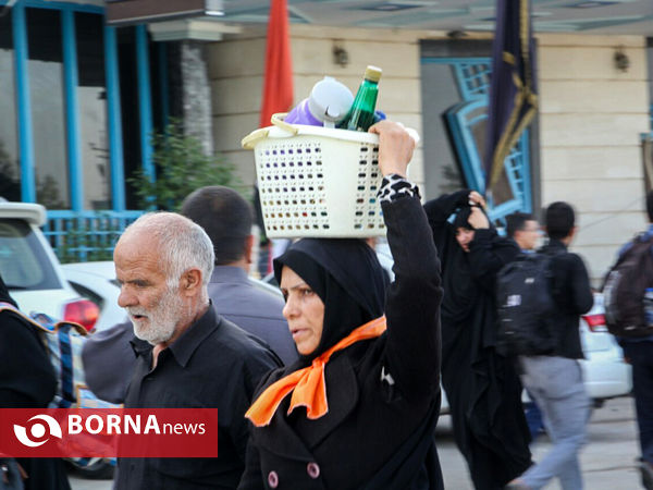 پیاده روی زائران به سمت نجف اشرف حرم امام علی(ع)