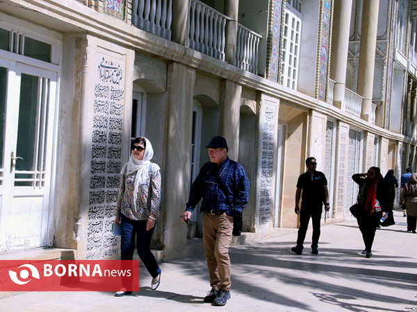 گردشگران خارجی در باغ ارم شیراز