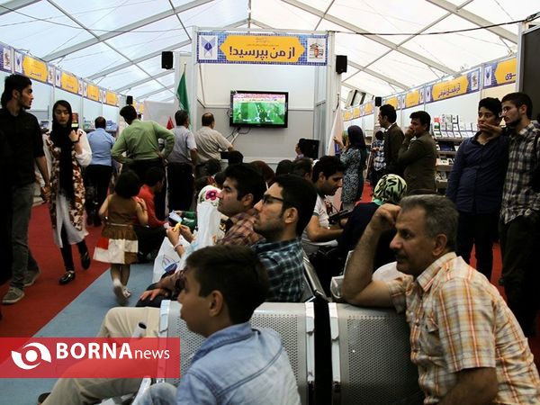 تماشای فوتبال در حاشیه نمایشگاه کتاب