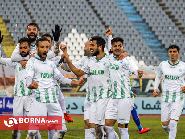 دیدار تیم های فوتبال آلومینیوم اراک - صنعت نفت آبادان