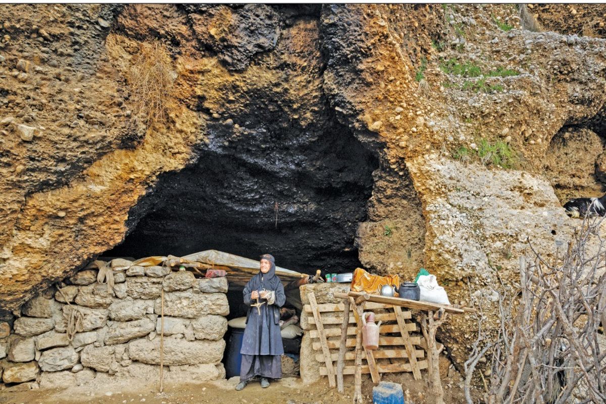 زندگی خانواده غارنشین ایرانی در «کُنده‌های کُتُک سوخته»