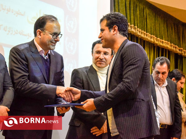 اهدای تندیس مهر حقوق بشر به علی دایی اسطوره فوتبال ایران در کرمانشاه