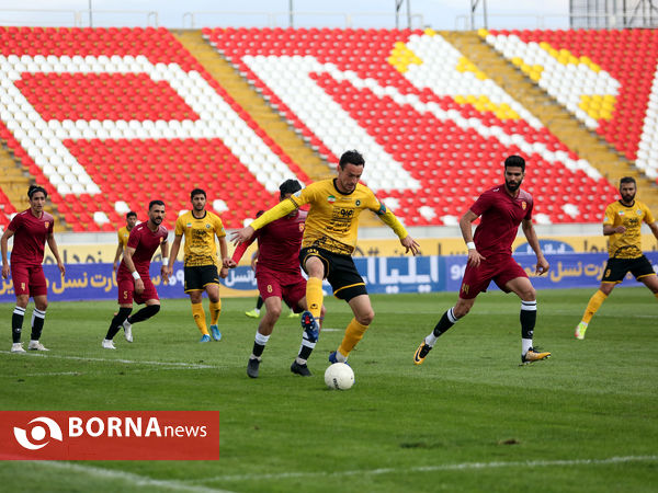 دیدار تیم‌های پدیده  مشهد و سپاهان اصفهان