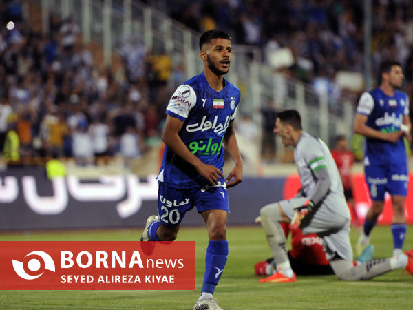 دیدار تیم های فوتبال استقلال 7 تراکتور 1