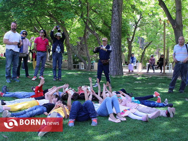 گردشگران خارجی در باغ ارم شیراز