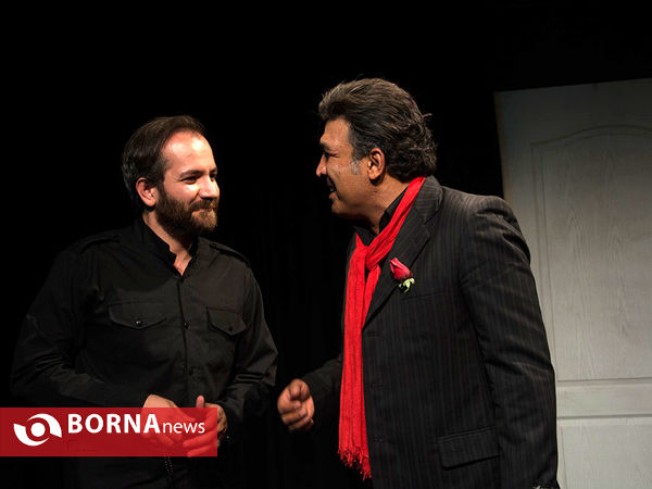 نمایش یک شاخه گل سرخ