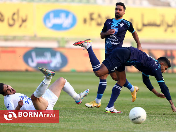 دیدار تیم های فوتبال پیکان - استقلال