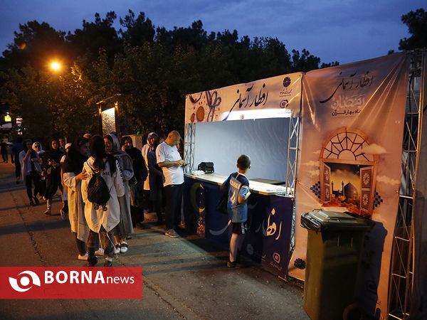 افطاری ساده در باشگاه انقلاب