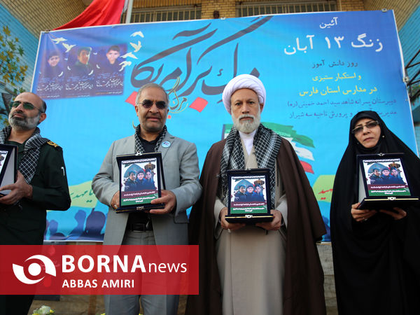 دیدار نماینده ولی فقیه در فارس با همکلاسی های دانش آموز شهید ترور شاهچراغ(ع)