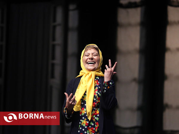 نمایش  خروس می خواند