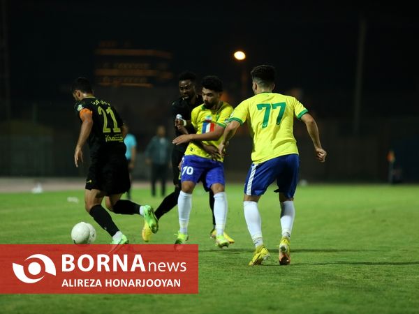 دیدار تیم های فوتبال صنعت نفت - سپاهان