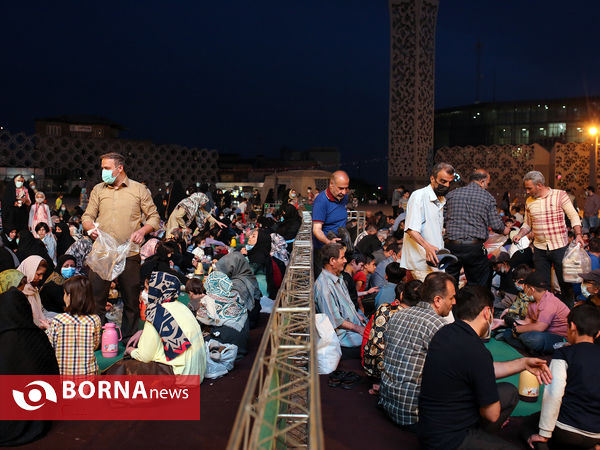 افطاری در میدان امام حسین(ع)