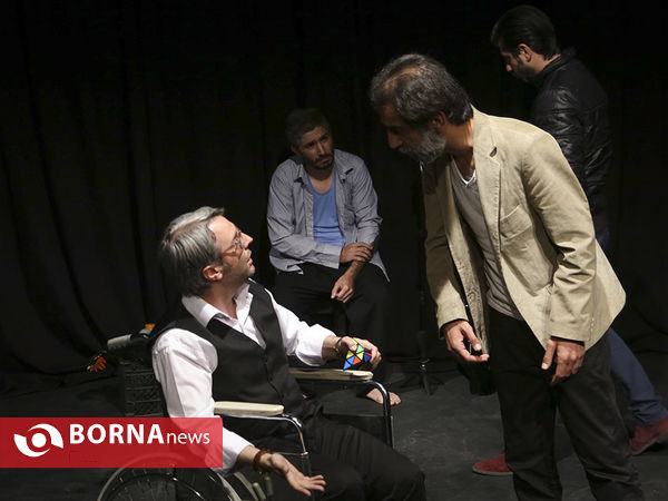 نمایش "اینجا همان جاست"