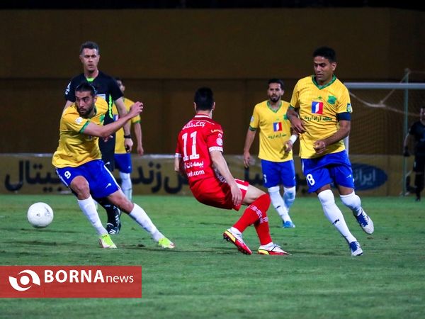 دیدار تیم های فوتبال صنعت نفت - پرسپولیس