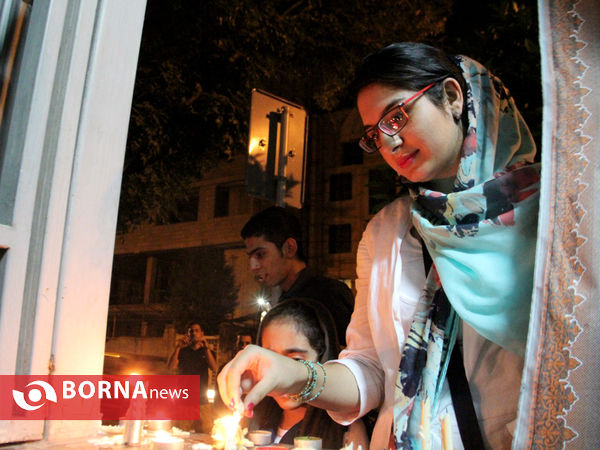 روشن کردن شمع به احترام محیط بان شهید منوچهر شجاعیان در مقابل اداره کل محیط زیست فارس