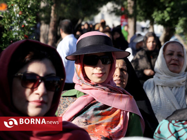 پیاده روی خانوادگی مردم شیراز به مناسبت هفته مقاومت