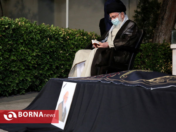 قرائت نماز رهبر انقلاب بر پیکر آیت‌الله حسن‌زاده آملی