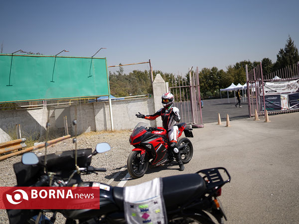 مسابقه درگ موتورسواری بانوان