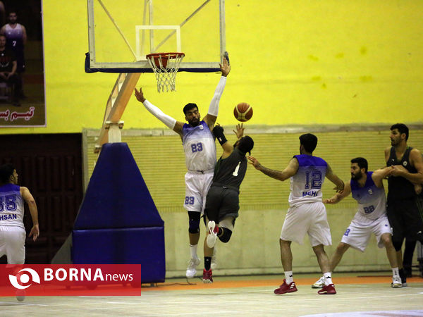 دیدار تیم های بسکتبال آویژه صنعت پارسای مشهد و ذوب آهن اصفهان