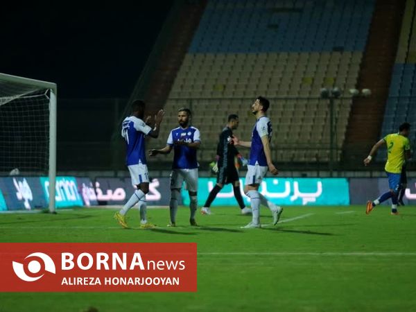 دیدار تیم های فوتبال صنعت نفت - استقلال