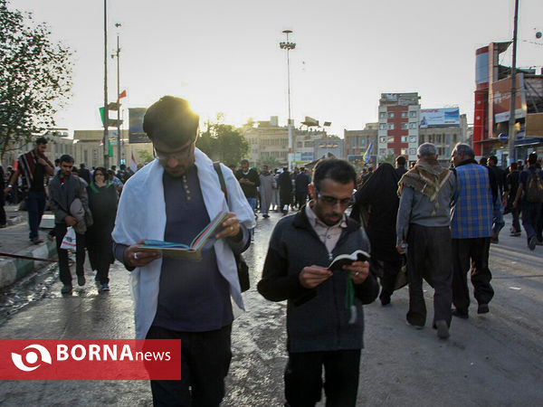 پیاده روی زائران به سمت نجف اشرف حرم امام علی(ع)