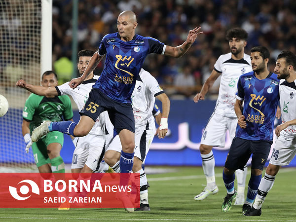 دیدار تیم های قوتبال استقلا ل۰ پیکان