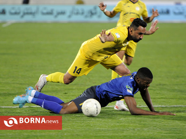 دیدار تیم های فوتبال استقلال - فجرسپاسی