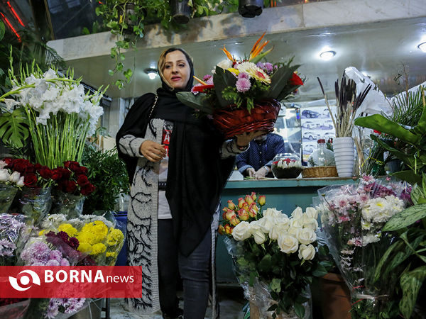 گل فروشی در خیابان وحدت اسلامی - عکاس : ساره سلطانیه