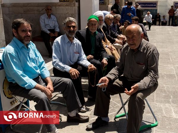 شور و شوق انتخاباتی مردم در حرم امام رضا(ع)