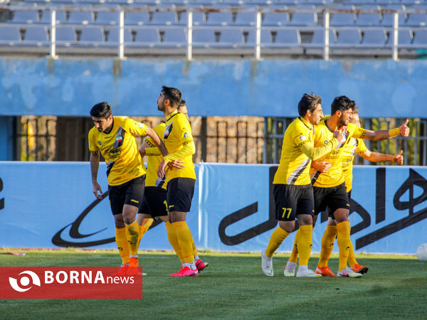 دیدار تیم های فوتبال آلومینیوم اراک -سپاهان اصفهان