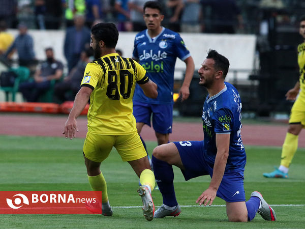 دیدار تیم های فوتبال استقلال- نفت مسجدسلیمان